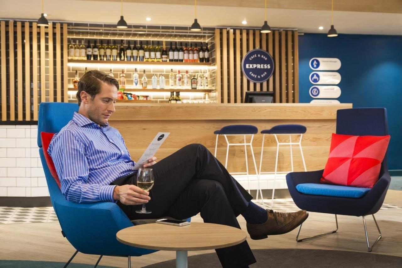 Holiday Inn Express - Fleet By Ihg エクステリア 写真