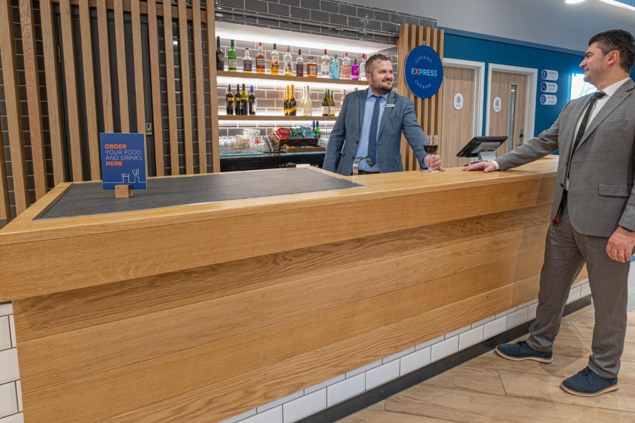 Holiday Inn Express - Fleet By Ihg エクステリア 写真