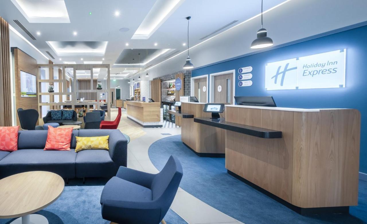 Holiday Inn Express - Fleet By Ihg エクステリア 写真