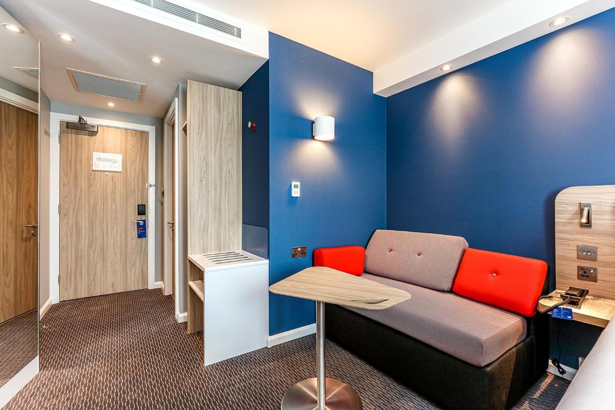 Holiday Inn Express - Fleet By Ihg エクステリア 写真
